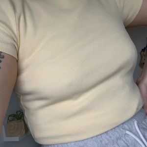 Pale yellow pacsun cropped t-shirt